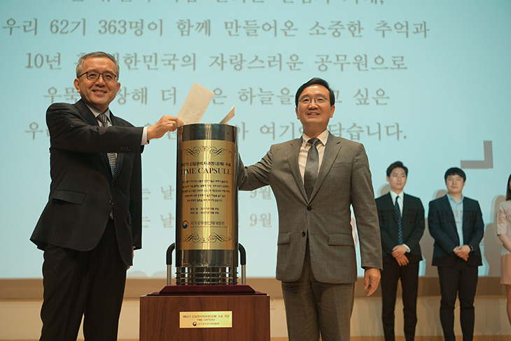 신임관리자과정(공채) 수료 트로피을 앞에 세우고 김판석 인사혁신처장이 밝은모습으로 바라보고 있다.