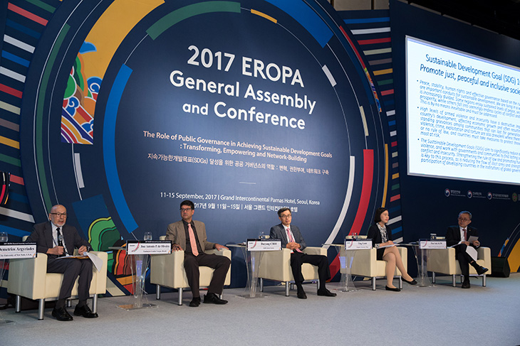 동부지역 공공행정기구(EROPA) 총회에 참석한 대표자들의 발언을 경청 중인 김판석 인사혁신처장