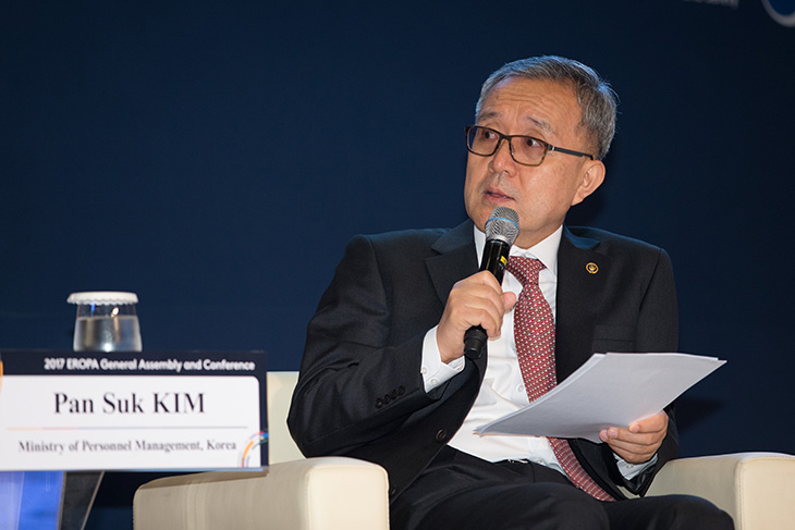 동부지역 공공행정기구(EROPA) 총회에서 지속 가능 발전 목표(SDGs) 달성을 위한 거버넌스의 역할 주제의 특별세션 좌장을 맡아 발언 중인 김판석 인사혁신처장