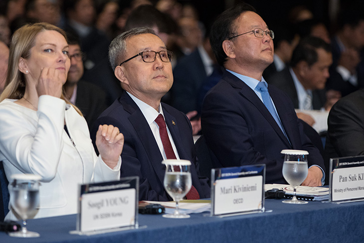 2017 '동부지역공공행정기구'(EROPA) 총회 개회식에 참석하여 지정석에 앉아있는 김판석 인사혁신처장