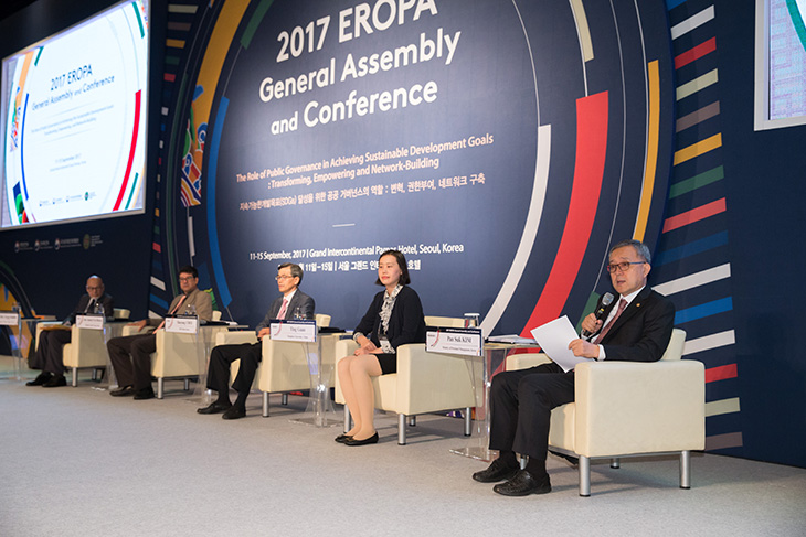 동부지역 공공행정기구(EROPA) 총회에서 지속 가능 발전 목표(SDGs) 달성을 위한 거버넌스의 역할 주제의 특별세션 좌장을 맡아 발언 중인 김판석 인사혁신처장