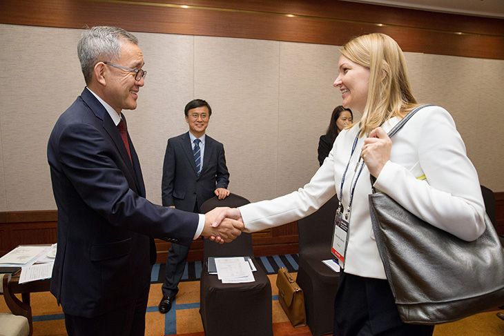 마리 키비니에미 OECD 사무차장과 웃으며 인사를 난는 김판석 인사혁신처장