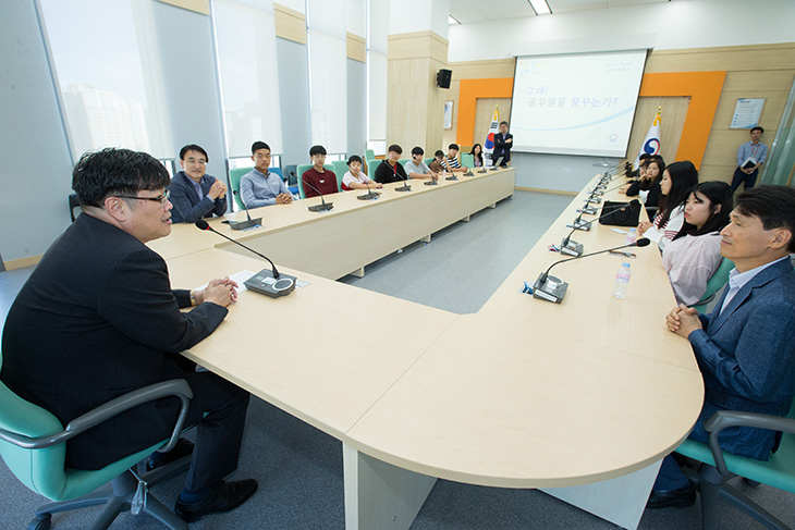 박제국 인사혁신처 차장의 이야기를 경청 중인 금당중학교 학생들 