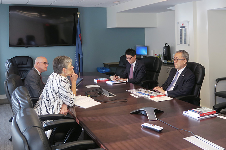 9월 15일 김판석 인사혁신처장이 미국 워싱턴에 소재한 국립행정학술원(NAPA)을 방문하여 테리 거튼(Terry W. Gerton) 원장 등과 함께 양 기관 간 공통안건에 대한 최신 정보를 공유하고 향후 협력방안에 대하여 논의하였다.