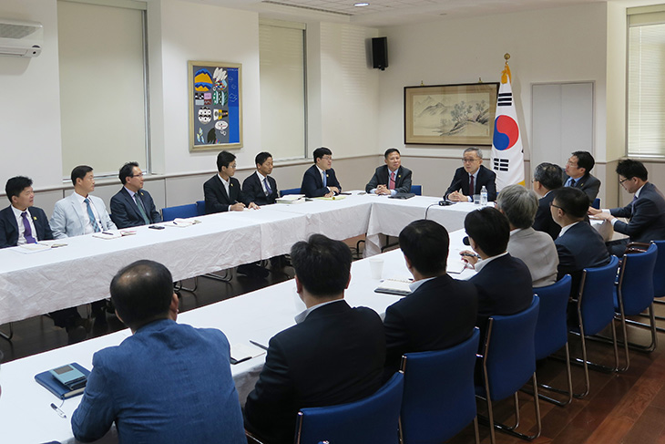 9월 14일 김판석 인사혁신처장이 미국 워싱턴에 소재한 주미대사관을 방문하여 외교관의 국외근무 여건을 파악하고 향후 제도개선을 위해 의견을 청취하였다.