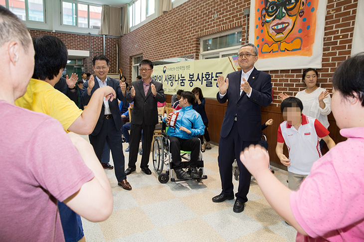 죽전원 시설 사람들과 손뼉 치며 흥겹게 어울리는 김판석 인사혁신처장