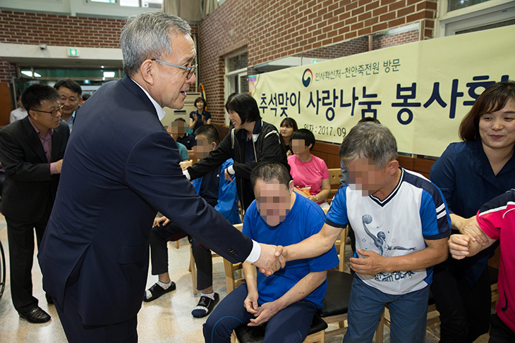 사회복지시설인 죽전원을 방문하여 악수를 나누는 김판석 인사혁신처장