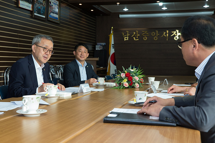 천안 남산중앙시장에 방문하여 관계자들과 앉아 이야기를 나누는 김판석 인사혁신처장