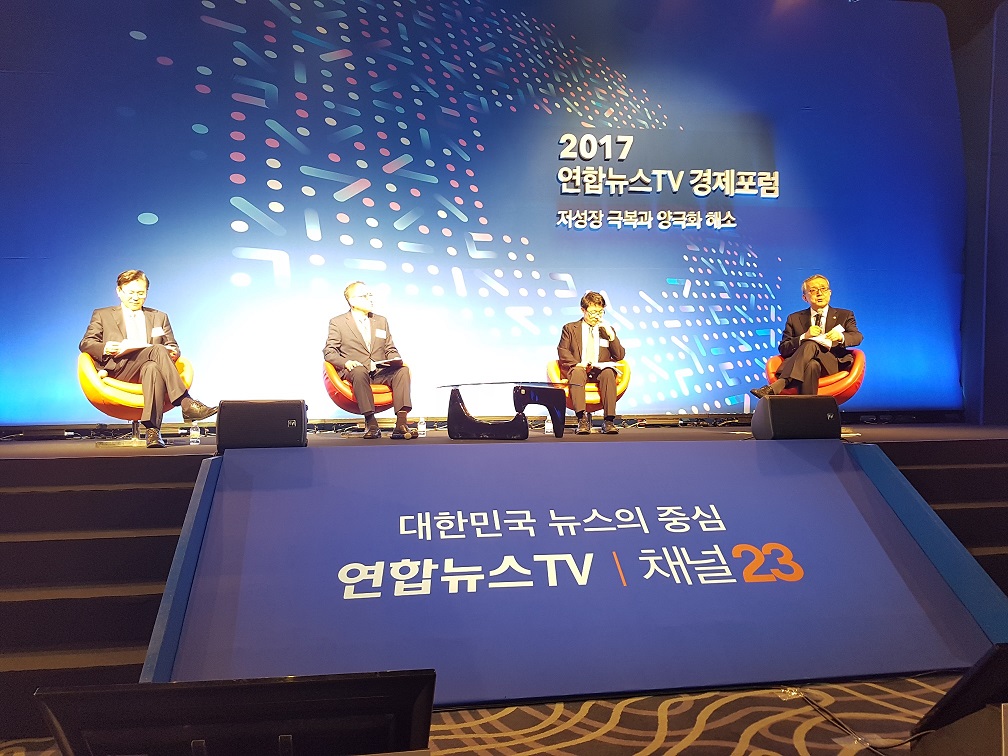 김판석 인사혁신처장이 연합뉴스TV 주최 경제포럼에 참여하여 토론을 진행중인 모습 