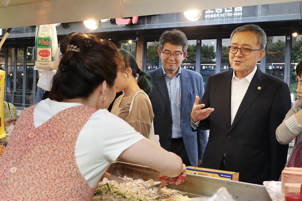 노량진 컵밥거리를 찾아 소통중인  김판석 인사혁신처장