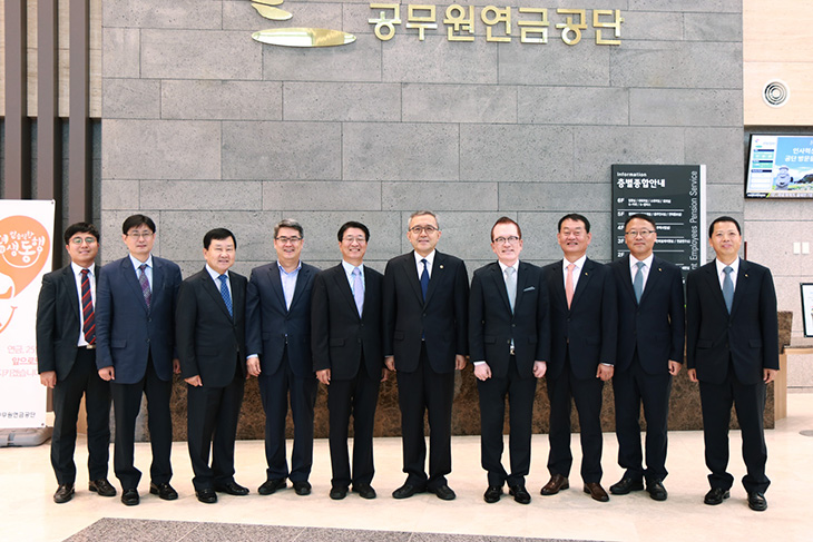 공무원연금공단 앞에서 관계자들과의 단체사진