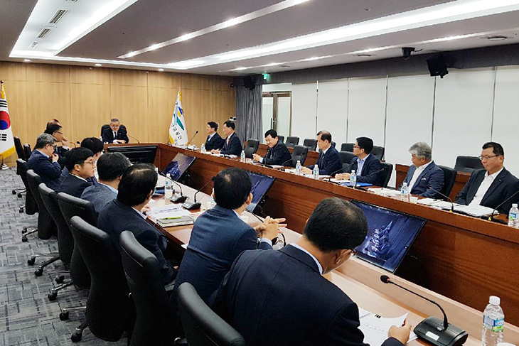 공무원연금공단을 방문하여 간담회 진행중인 김판석 인사혁신처장 