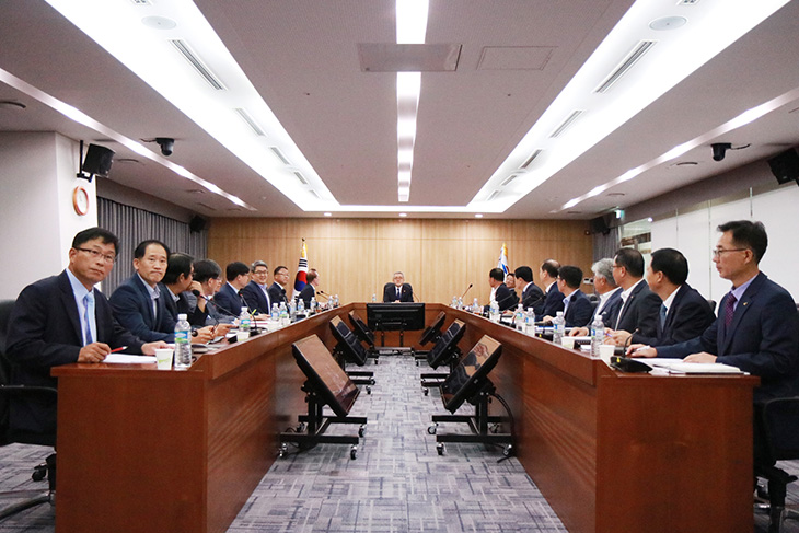 공무원연금공단을 방문하여 간담회 진행중인 김판석 인사혁신처장
