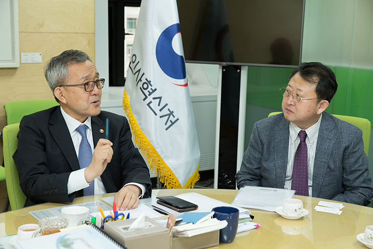 한국행정학회 회장 최흥석 교수(고려대 행정학), 대외협력위원장 김태영 교수(경희대 행정학), 총무위원장 김병준 교수(국민대 행정학)과 함께 한국 행정에대해 대담진행중인 김판석 인사혁신처장 