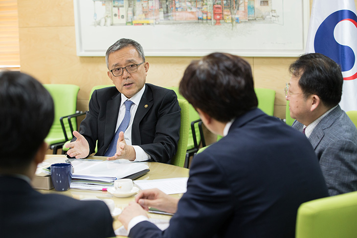 한국행정학회 회장 최흥석 교수(고려대 행정학), 대외협력위원장 김태영 교수(경희대 행정학), 총무위원장 김병준 교수(국민대 행정학)과 함께 한국 행정에대해 대담진행중인 김판석 인사혁신처장 