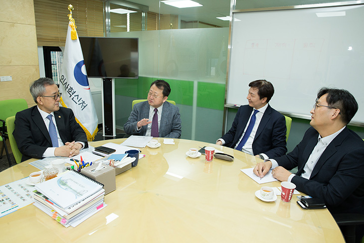 한국행정학회 회장 최흥석 교수(고려대 행정학), 대외협력위원장 김태영 교수(경희대 행정학), 총무위원장 김병준 교수(국민대 행정학)과 함께 한국 행정에대해 대담진행중인 김판석 인사혁신처장 