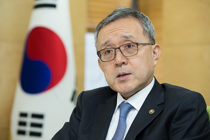 한국행정학회 회장 최흥석 교수(고려대 행정학), 대외협력위원장 김태영 교수(경희대 행정학), 총무위원장 김병준 교수(국민대 행정학)과 함께 한국 행정에대해 대담진행중인 김판석 인사혁신처장 