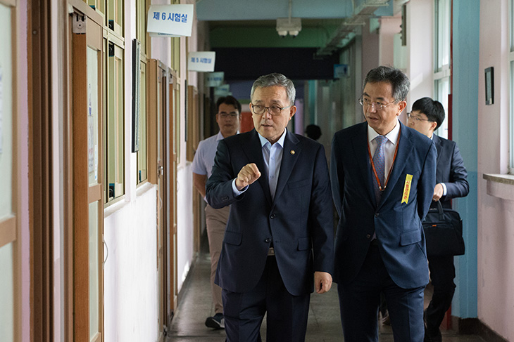 김판석 인사혁신처장이 시험장을 둘러보며 시험집행 관계자에게 관련 지시를 하고 있다