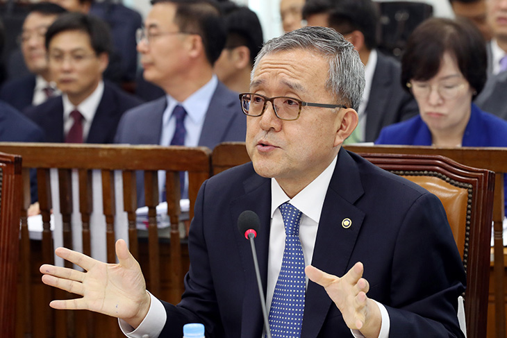 국회  행전안전회의 국정감사 진행중  김판석 인사혁신처장이 의원 질의에 대답하고 있다.