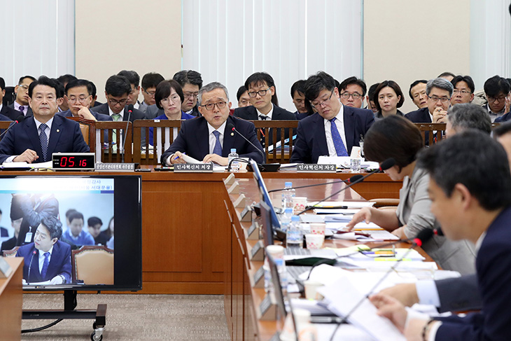 국회  행전안전회의 국정감사 진행중  김판석 인사혁신처장이 의원 질의에 대답하고 있다.