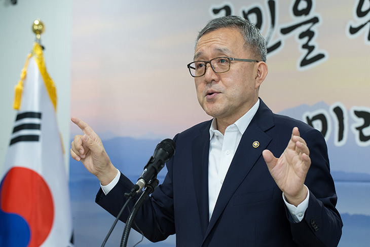 김판석 인사혁신처장이 한국의 공무원역량강화체계에 대해 설명중인 모습 