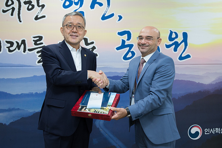 김판석 인사혁신처장과 튀니지 총리실 및 산하기관 공무원 대표단이 서로 악수를 나누며 기념품을 주고 받고 있다.