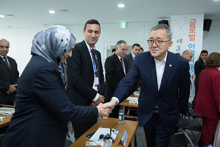 튀니지 총리실 및 산하기관 공무원 대표단(대표 : 칼레드 살라미 Mr. Khaled Sellami, 총리실 전자정부국 국장)과 악수를 나누며 인사를 하는 김판석 인사혁신처장