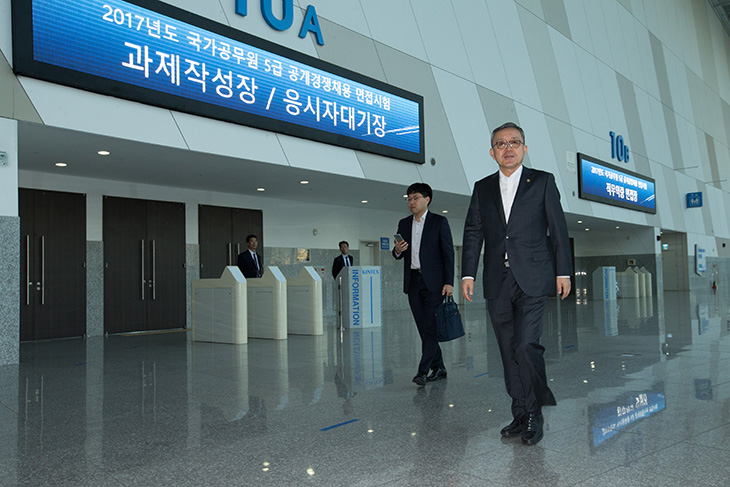 김판석 인사혁신처장이 면접시험장을 방문하기위해 시험장을 들어서는 모습 
