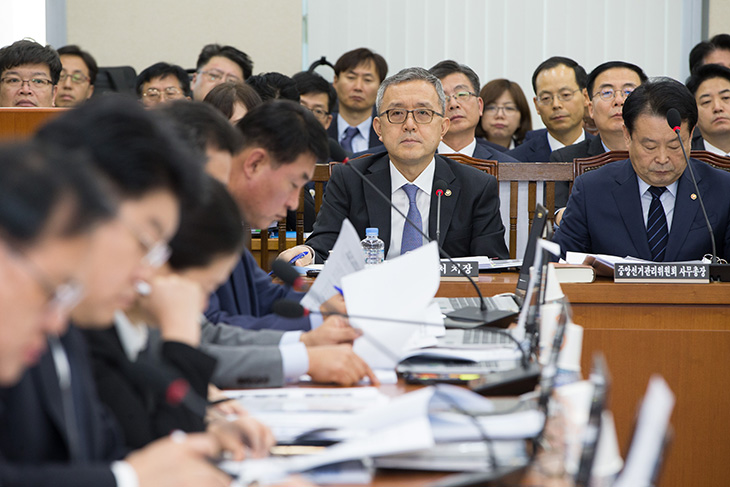 종합국정감사 중 의원 질의듣는 김판석 인사혁신처장