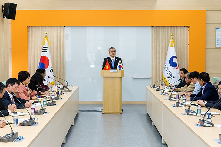 인사혁신처 관계자와 베트남정부의 국장급 공무원단들이 상호 업무협약을 위해 환담을 나누는 모습 