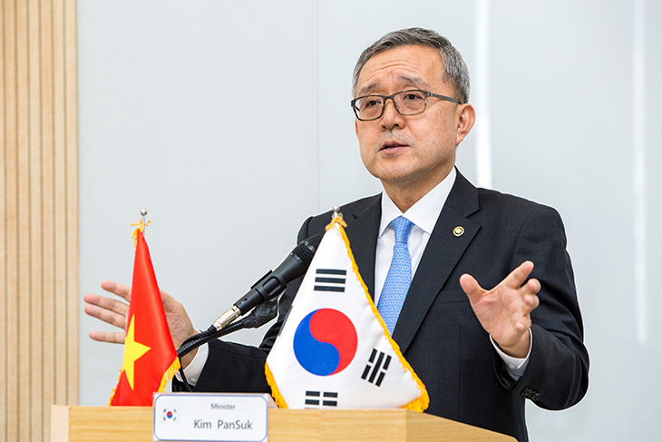 한국 정부의 인사제도를 설명하는 김판석 인사혁신처장 