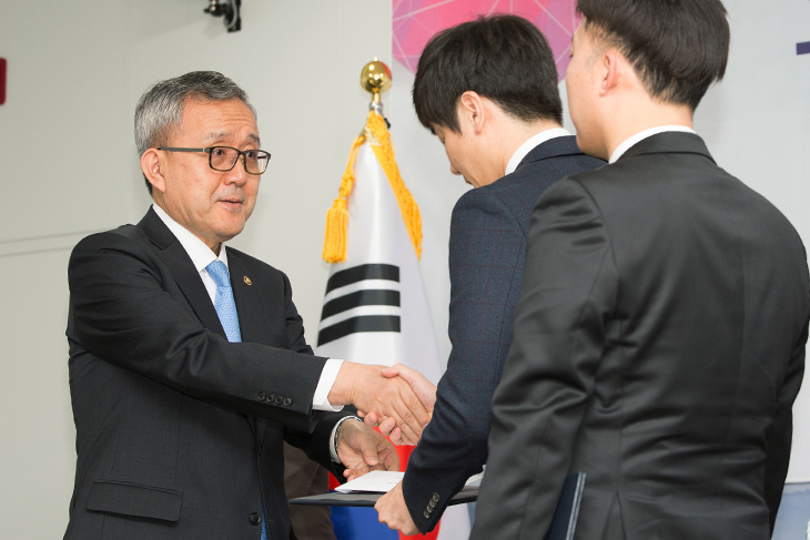 근무혁신감동사례 공모전 수상자들을 격려 하는 김판석 인사혁신처장 