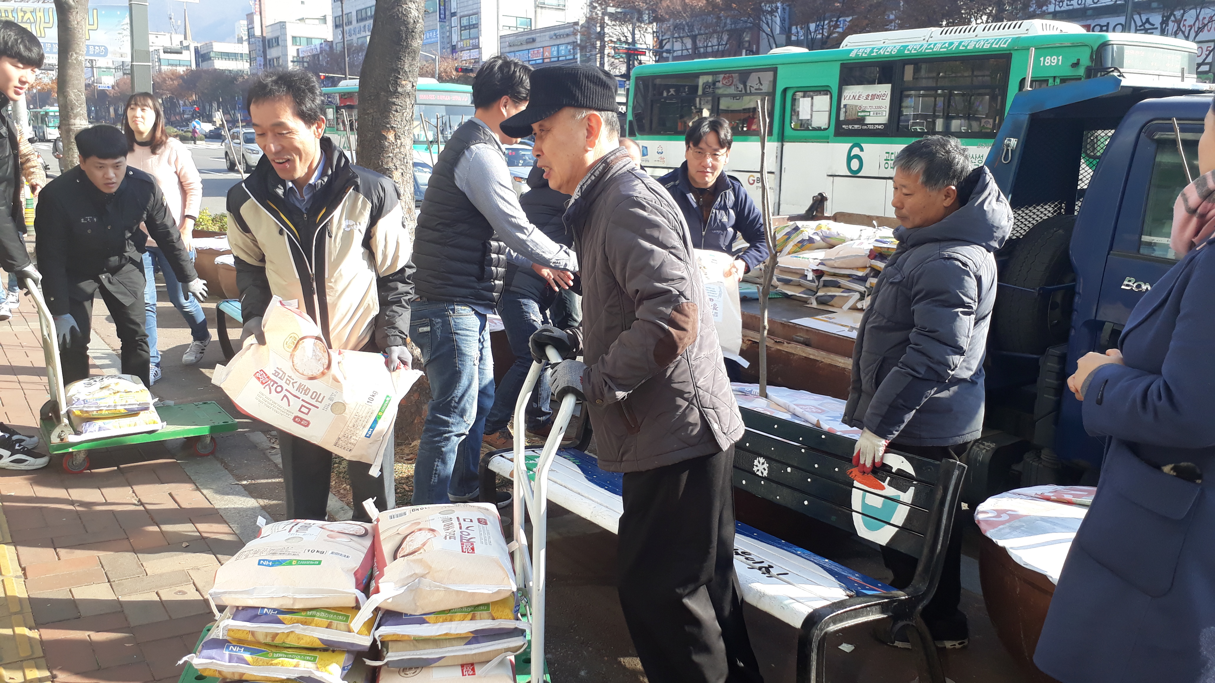 쌀 기증 행사를 위해서 쌀을 운반하는 이미지입니다.