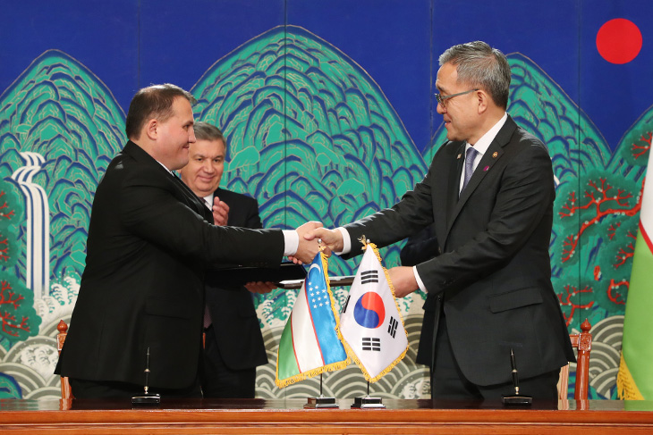 인사행정 분야의 교류·협력 촉진 및 공동발전을 위해 우즈베키스탄 고용부와 MOC 체결 하는 김판석 인사혁신처장 