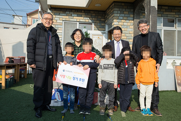 김판석 인사혁신처장과 관계자들이 기념사진을 찍는 모습 