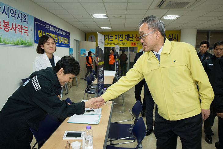 자원봉사자를 격려하는 김판석 인사혁신처장 