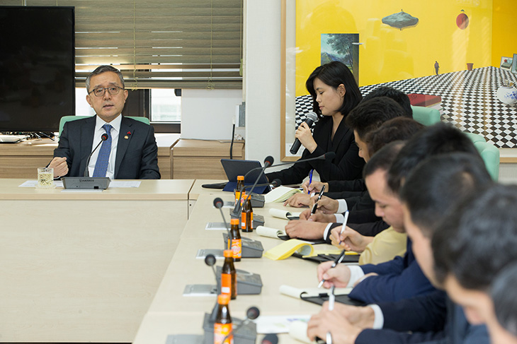 우즈베키스탄 공무원들에게 한국의 인사제도에대해 설명하는 김판석 인사혁신처장 