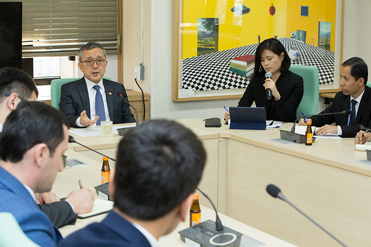 우즈베키스탄 공무원들에게 한국의 인사제도에대해 설명하는 김판석 인사혁신처장 