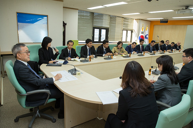 우즈베키스탄 공무원들에게 한국의 인사제도에대해 설명하는 김판석 인사혁신처장 