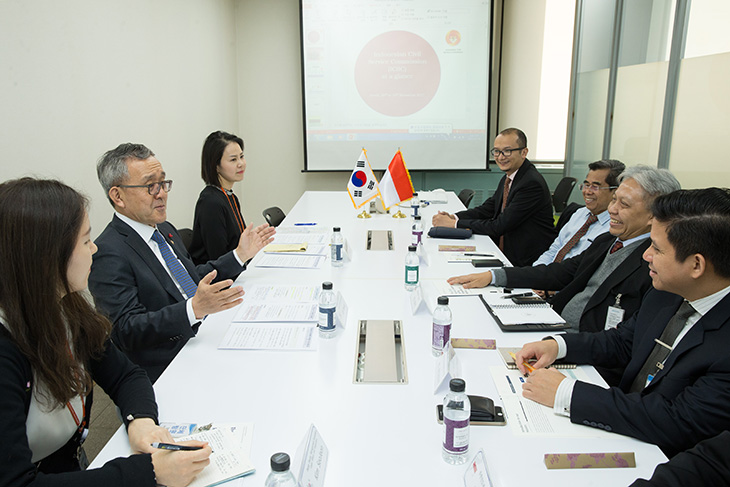 한국의 인사제도설명과 양국의 협력방안에 대해 논의하는 김판석 인사혁신처장