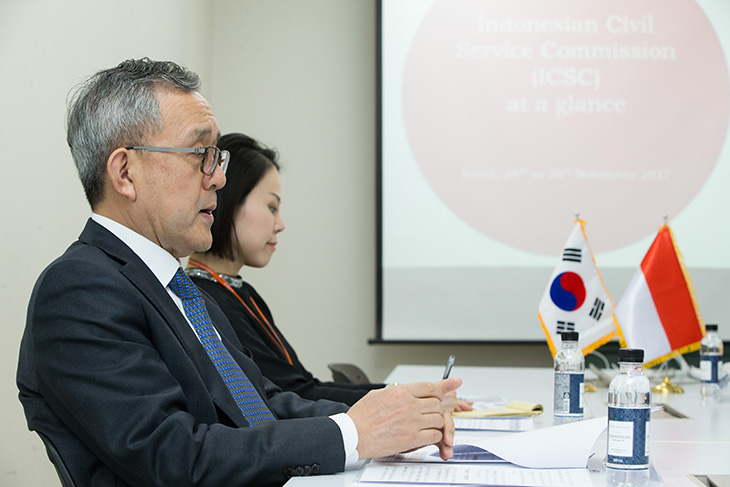 한국의 인사제도설명과 양국의 협력방안에 대해 논의하는 김판석 인사혁신처장