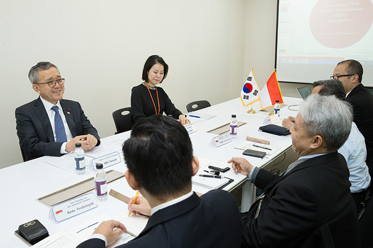 한국의 인사제도설명과 양국의 협력방안에 대해 논의하는 김판석 인사혁신처장