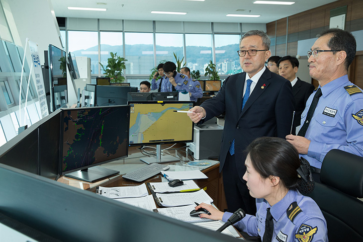 마산항 해상교통관제센터 근무환경 살피는 김판석 인사혁신처장