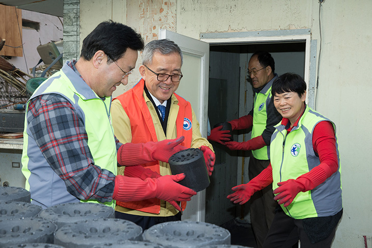 \연탄나눔 행사 진행중인 김판석 인사혁신처장과 김명환 전국우정노동조합위원장 외 소속공무원 들