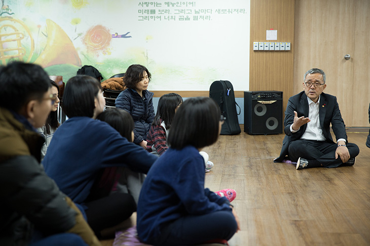 혜능보육관 관계자들과 대화중인 김판석 인사혁신처장