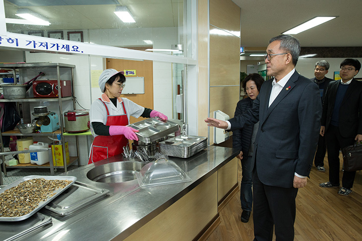 식당및 시설을 둘러보는 김판석 인사혁신처장