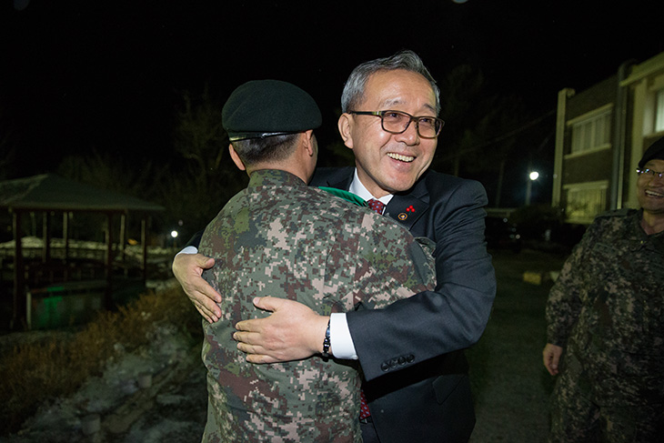 군장병과 포옹하며 격려하는 김판석 인사혁신처장