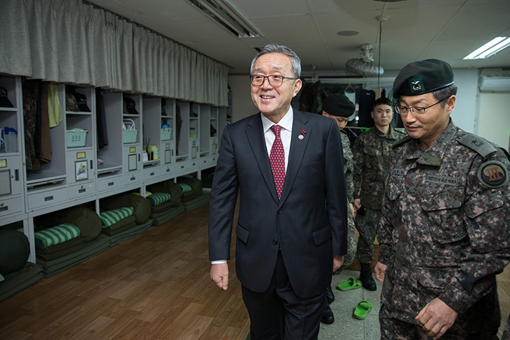 강원도 육군 3군단 제2전차대대를 방문하여 생활환경을 살피는 김판석 인사혁신처장