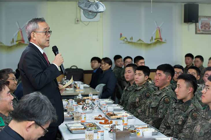 식사전 격려인사말을 하는 김판석 인사혁신처장