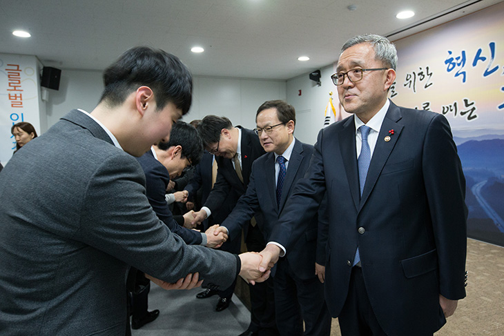 직원들과 악수하는 김판석 인사혁신처장